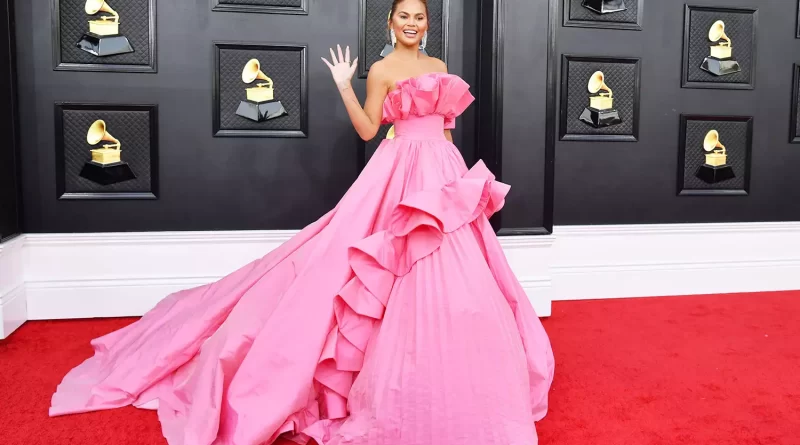 Chrissy Teigen Grammys 2022